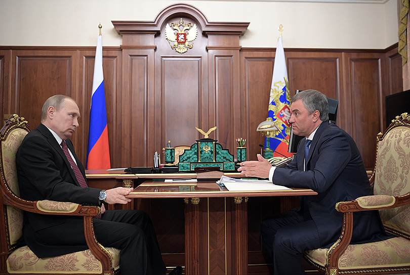 Президент России Владимир Путин и председатель Госдумы Вячеслав Володин (справа) 