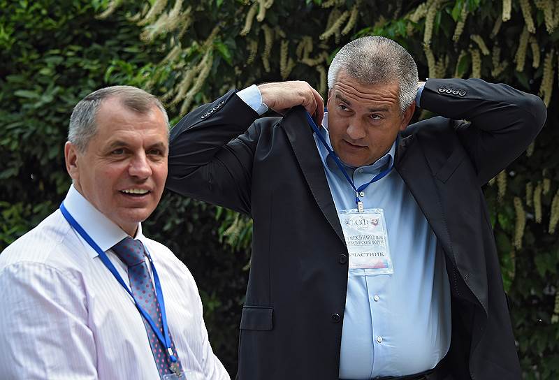 Председатель Государственного совета Крыма Владимир Константинов (слева) и глава Крыма Сергей Аксенов 