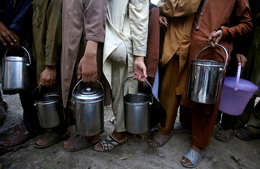 Пешавар, Пакистан. Дети в очереди за бесплатным завтраком