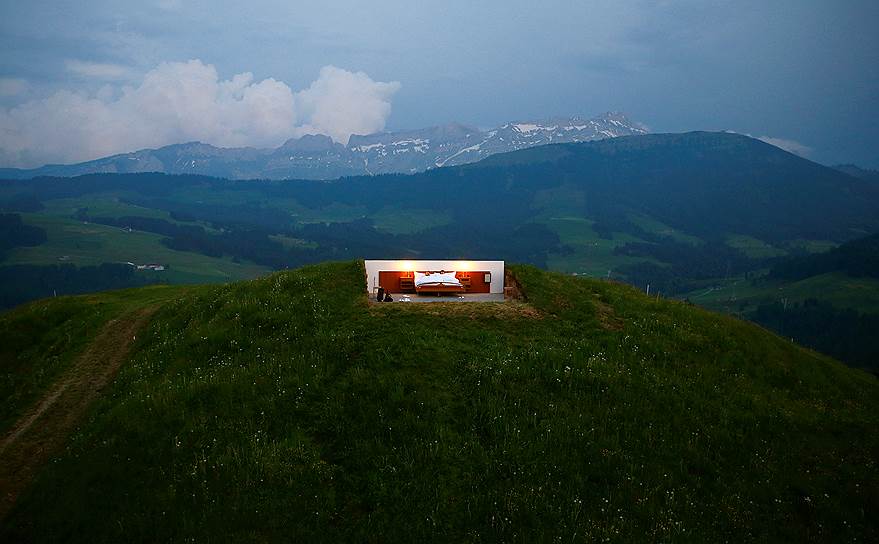 Гонтен, Швейцария. Первые гости в отеле под открытым небом Null-Stern-Hotel. Братья Фрэнк и Патрик Риклин установили кровать на высоте около 2000 м над уровнем моря и предлагают переночевать в нем за €226