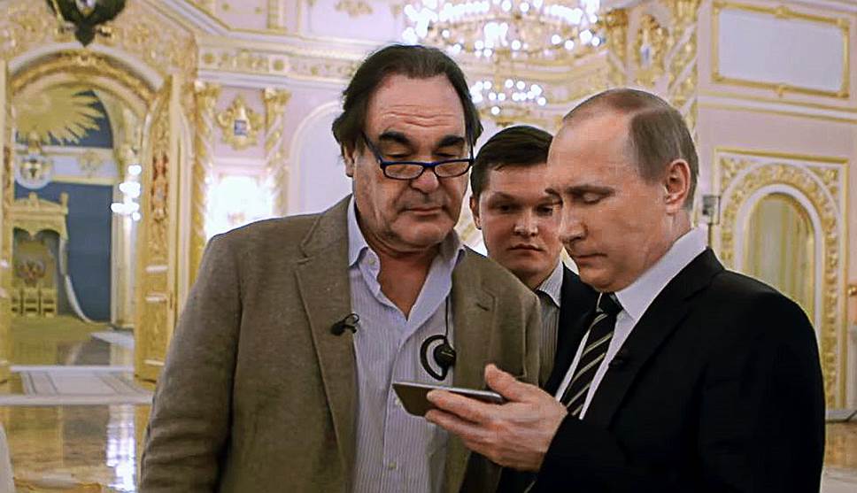 Режиссер Оливер Стоун (слева) и президент России Владимир Путин (справа)