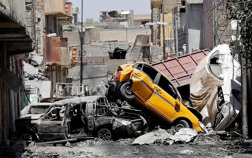 Мосул, Ирак. Автомобили в разрушенном боями районе города