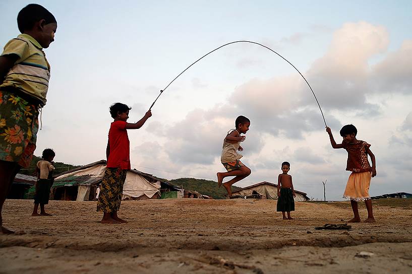 Кяокпю, Мьянма. Дети играют в лагере для беженцев