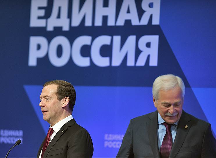 Премьер-министр Дмитрий Медведев (слева) и председатель высшего совета «Единой России» Борис Грызлов 
