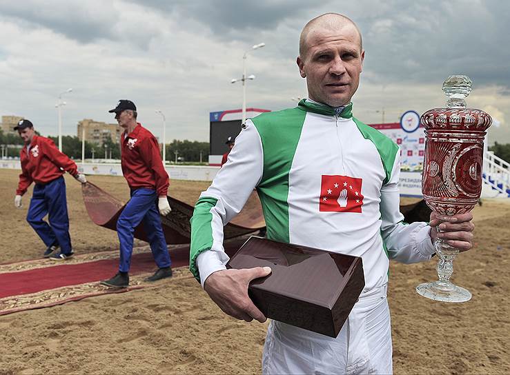 Победитель скачек на приз президента России-2017 жокей Станислав Круглыхин после церемонии награждения