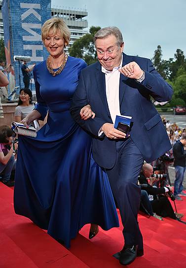 Актер Юрий Стоянов с супругой Еленой во время церемонии открытия кинофестиваля