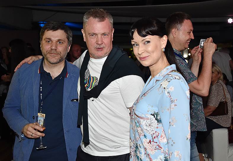 Актер Джемал Тетруашвили (слева), Нонна Гришаева и режиссер Юрий Мороз на вечеринке Mercury в рамках XXVIII кинофестиваля «Кинотавр» в Сочи
