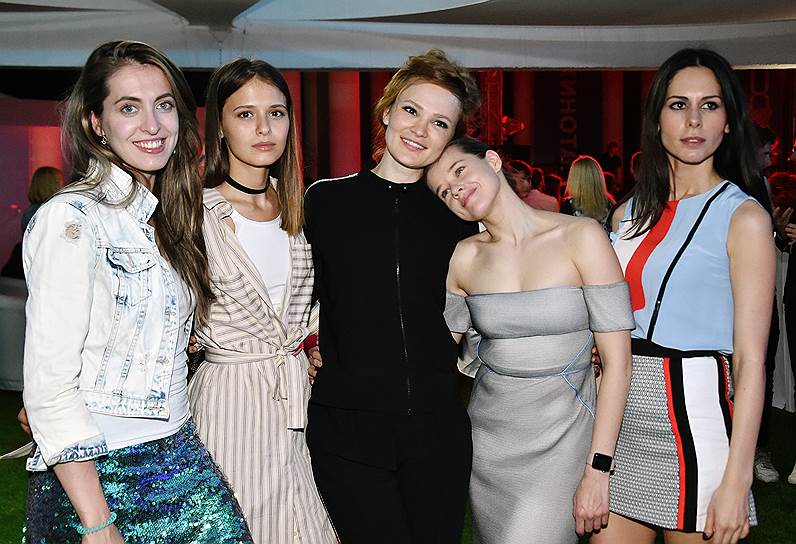 Слева направо: актрисы Сабина Ахмедова, Любовь Аксенова, Дарья Чаруша и Екатерина Шпица