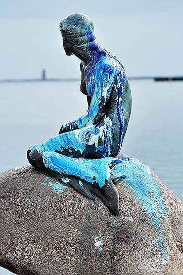 Копенгаген, Дания. Знаменитая статуя русалки, облитая краской второй раз за неделю 