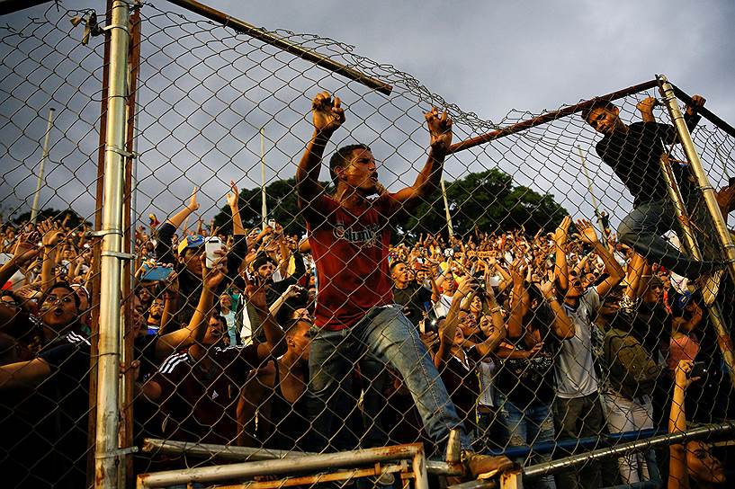 Каракас, Венесуэла. Фанаты приветствуют сборную страны на церемонии открытия чемпионата мира по футболу среди молодежных команд