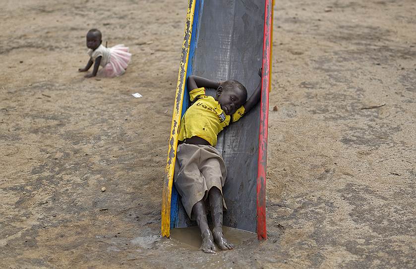 Биди-Биди, Уганда. Мальчик лежит на горке в лагере для беженцев из Южного Судана