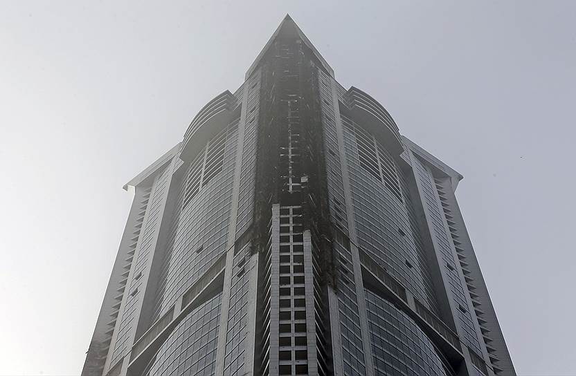 В ночь с 20 на 21 февраля 2015 года в Дубае загорелся 79-этажный жилой небоскреб Torch Tower, также известный как «Дубайский факел». Причиной пожара стал оставленный без внимания гриль на одном из балконов в районе 50-го этажа. Семь человек пострадали, погибших не было. Внешняя облицовка была повреждена с 50-го этажа и почти до вершины небоскреба