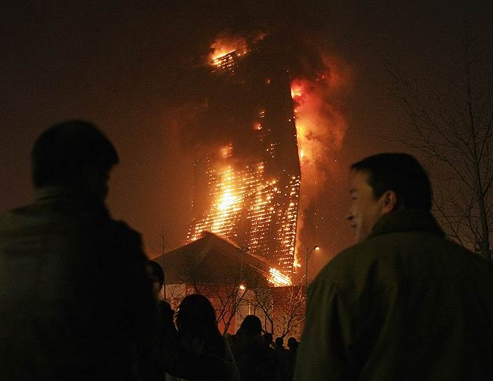 9 февраля 2009 года в деловом квартале Пекина произошло возгорание 160-метрового небоскреба Центрального телевидения КНР. Площадь пожара составила 100 тыс. кв. м, выгорело около 80% здания. При пожаре погиб один человек, еще семь получили ранения. Причиной возгорания стал несанкционированный запуск фейерверков, который устроили сами телевизионщики