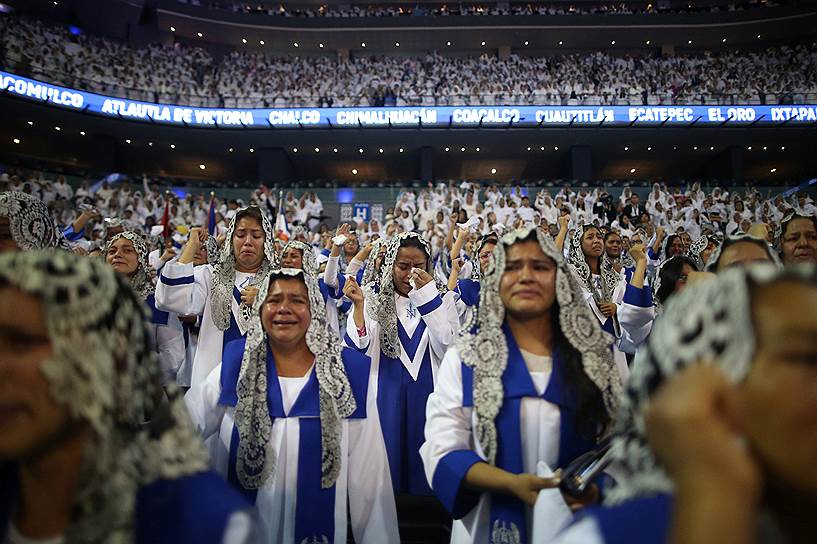 Мехико, Мексика. Последователи церкви «Свет миру» во время молитвы на стадионе 