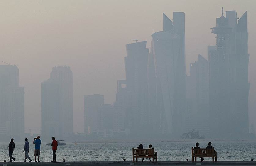 Доха, Катар. Местные жители и туристы на набережной 