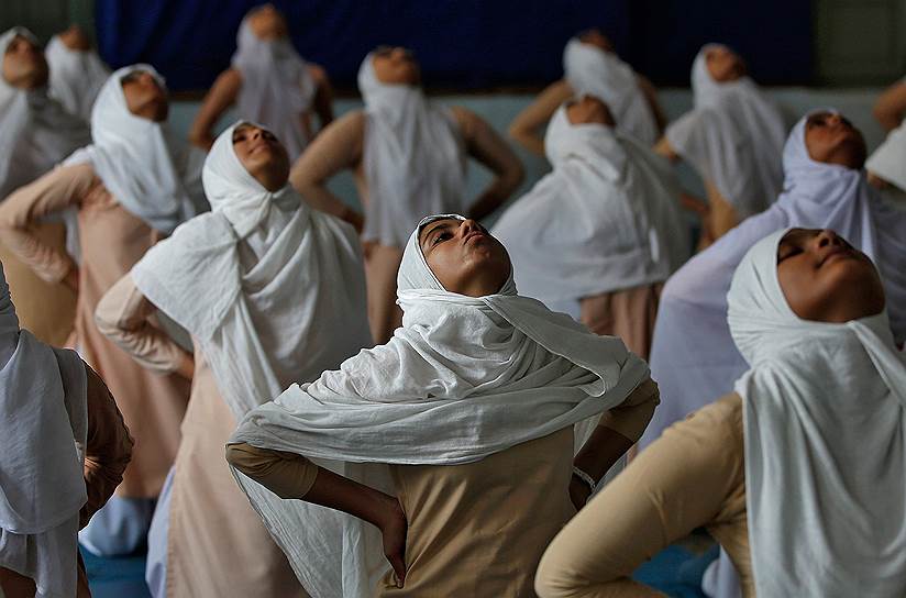 Ахмадабад, Индия. Девушки-мусульманки во время занятий йогой 