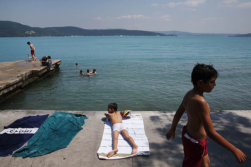 Стамбул, Турция. Дети купаются в проливе Босфор, вода в котором приобрела бирюзовый оттенок из-за «цветения» фитопланктона