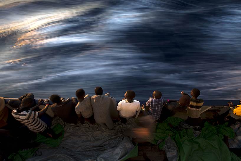 Средиземное море. Мигранты на палубе спасательного судна организации Proactiva Open Arms 