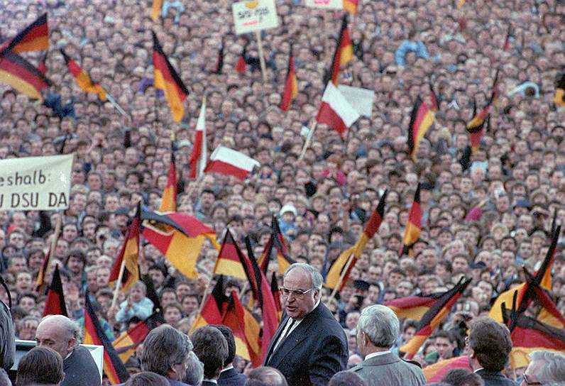 «У меня есть все основания испытывать гордость, несмотря на все негодования и досады. Для меня нет ничего лучшего, чем гордиться германским единством»&lt;br>На фото: Гельмут Коль приветствует своих сторонников из Восточной Германии во время предвыборной кампании 1990 года