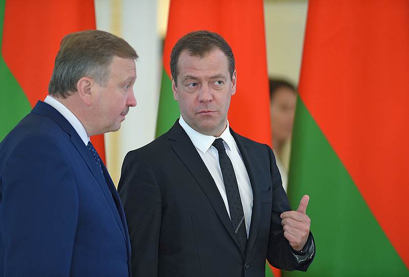 Главы правительств России и Белоруссии Дмитрий Медведев (справа) и Андрей Кобяков 