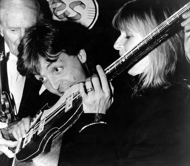 20 марта 1964 года The Beatles выпустили песню Can’t Buy Me Love, написанную Полом Маккартни. Сингл собрал в США и Англии рекордное количество предварительных заявок (более 3 млн). Подобного первого тиража тогда не было ни у одного другого произведения. Огромной популярностью пользовалась также баллада And I Love Her, на которую впоследствии было сделано более 500 кавер-версий
&lt;br> На фото: Пол Маккартни с женой Линдой