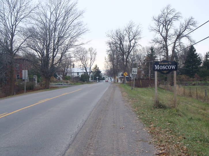 Москоу  — деревня в округе Стоун Миллз в штате Онтарио в Канаде