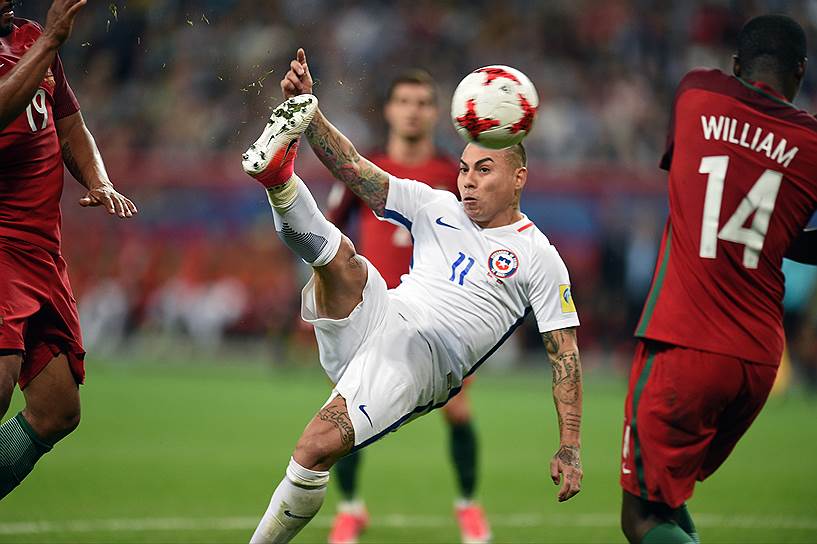 Игрок сборной Чили Эдуардо Варгас во время матча между сборными Португалии и Чили