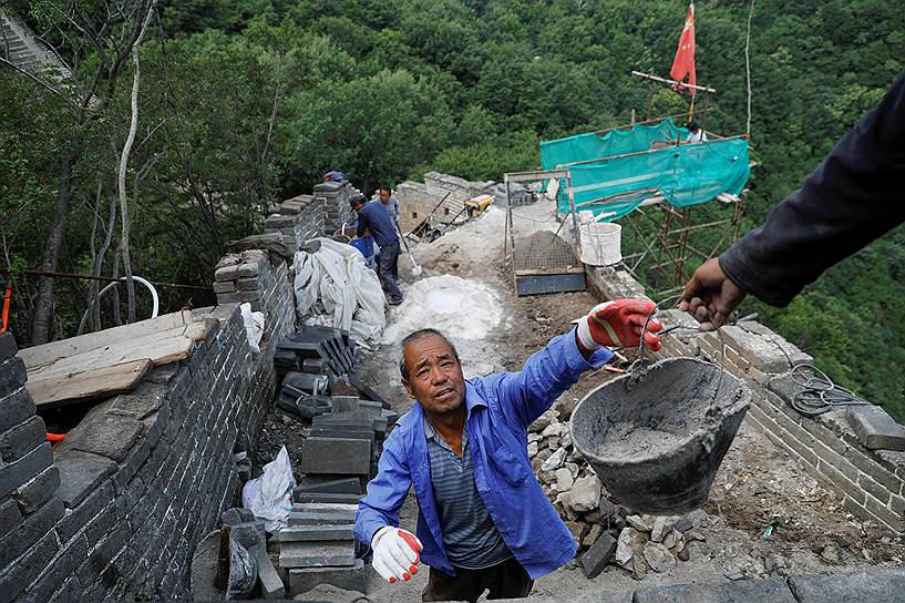 «Мы должны использовать старые материалы и технологии, чтобы сохранить аутентичность стены, ее культурную и историческую ценность»,— говорит главный инженер реставрации участка Цзянкоу Чен Йонмао&lt;br> На фото: строители во время работы