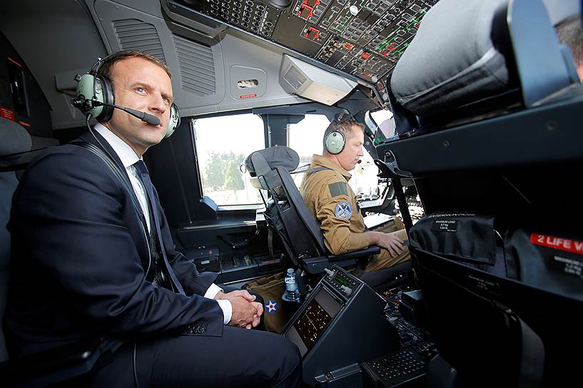 Президент Франции Эмманюэль Макрон в кабине Airbus A400M
