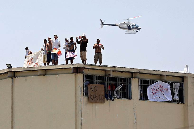 Монтеррей, Мексика. Заключенные тюрьмы «Топо Чико» во на крыше здания. Около трех тысяч человек устроили бунт в тюрьме
