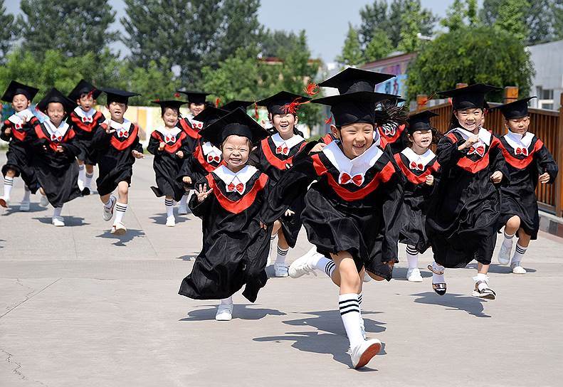 Ханьдань, Китай. Выпускники детского сада после торжественной церемонии 