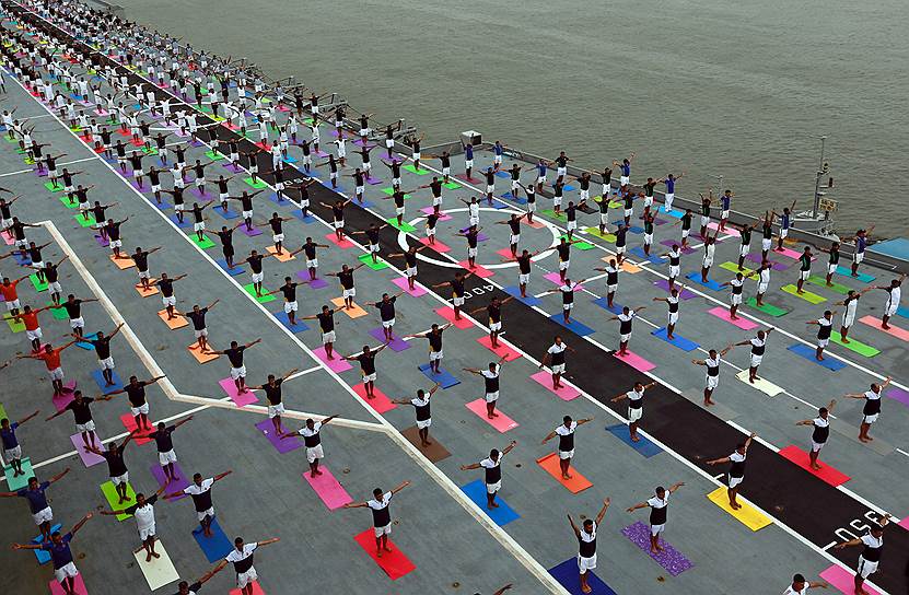 Мумбаи, Индия. Морские пехотинцы делают упражнения на палубе корабля во всемирный день йоги 