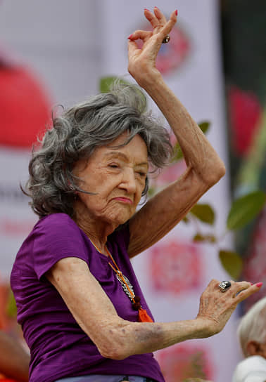 Бангалор, Индия. 99-летняя тренер по йоге Тао Порчон-Линч 