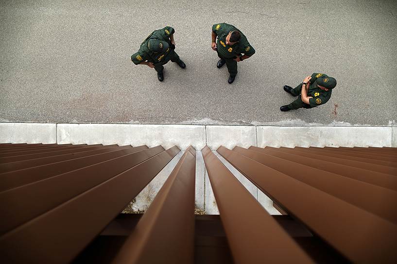 Артижа, США. Сотрудники пограничного патруля у забора, который используют для обучения в Академии погранслужбы
