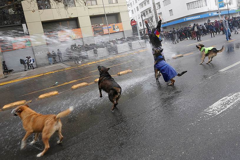 Сантьяго, Чили. Полиция при помощи водомета разгоняет участников студенческой демонстрации