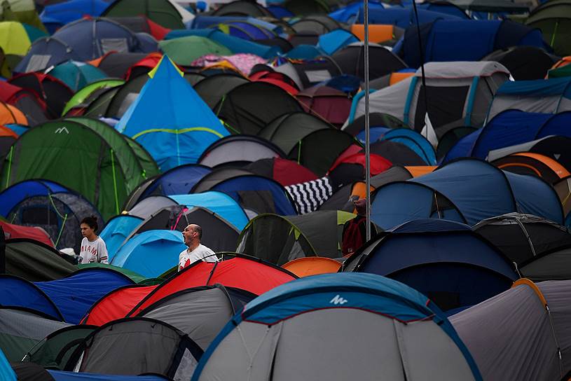 Гластонбери, Великобритания. Палатки гостей музыкального фестиваля 