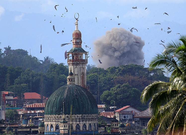 Марави, Филиппины. Вид на город, захваченный радикальными исламистами, после того, как правительственные войска сбросили бомбу на позиции террористов