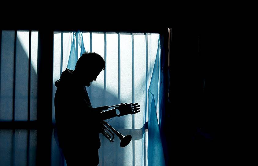 Буэнос-Айрес, Аргентина. Хуан Пабло Пелаэс, который носит протез руки, готовится играть на трубе