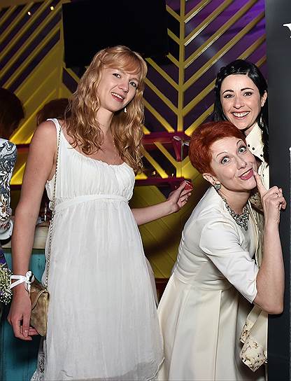 Актрисы Любовь Тихомирова (справа) и Оксана Сташенко (вторая справа) на «Белой вечеринке» в рамках 39-го Московского Международного кинофестиваля в ресторане «Трамплин»