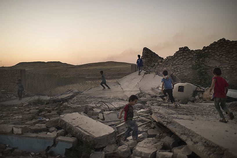 Мосул, Ирак. Дети играют на развалинах района, отбитого правительственными войсками у террористов «Исламского государства» (запрещено в РФ)
