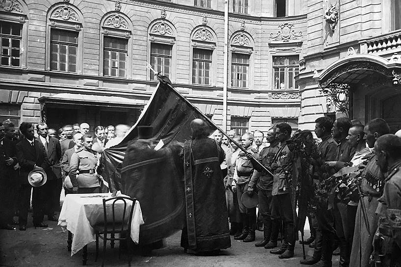 Молебен перед наступлением, на котором освятили знамя Георгиевских кавалеров