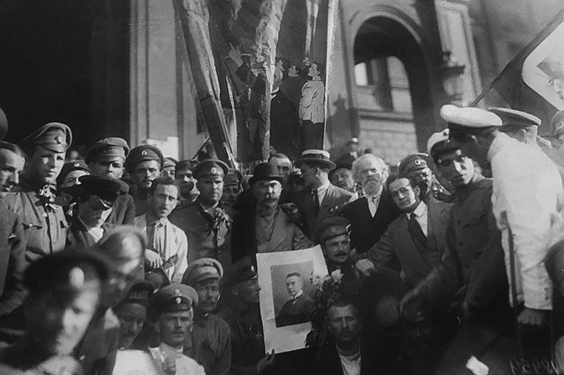 Георгий Плеханов (в центре) во время одной из манифестаций