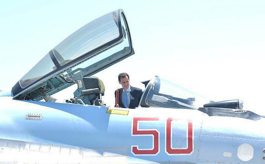 Хмеймим, Сирия. Президент Сирии Башар Асад во время визита на авиабазу российских ВКС