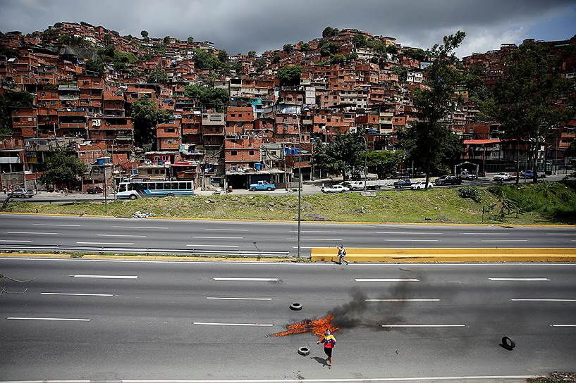 Каракас, Венесуэла. Демонстрант в футболке цветов национального флага во время антиправительственных протестов