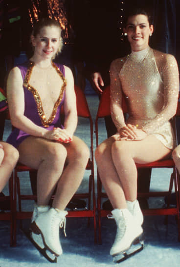 В январе 1994 года фигуристка Нэнси Керриган (справа) подверглась нападению во время чемпионата США. После очередного выступления неизвестный дубинкой ударил спортсменку по колену. Как стало известно позднее, покушение организовали друзья соперницы Керриган Тони Хардинг. Несмотря на травму, Кэрриган попала в олимпийскую сборную США и завоевала на Играх-1994 серебряную медаль