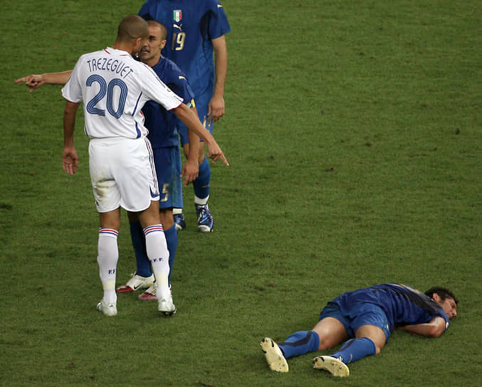 На чемпионате мира 2006 года во время матча французов с итальянцами Зидан головой ударил в грудь Марко Матерацци (на фото). За неспортивное поведение капитан сборной Франции получил красную карточку и был удален с поля. Несмотря на этот инцидент, Зидана назвали лучшим игроком турнира