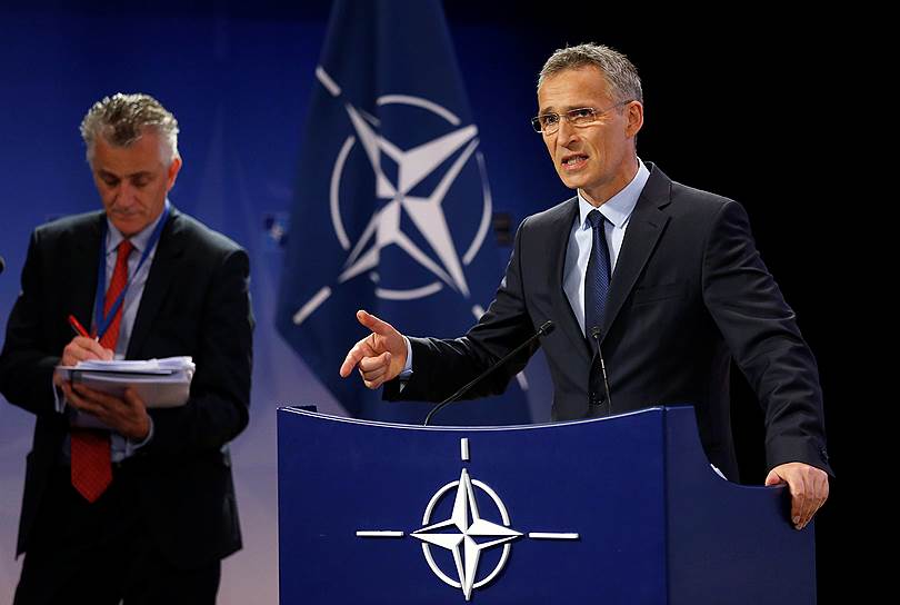 Генеральный секретарь НАТО Йенс Столтенберг (справа)