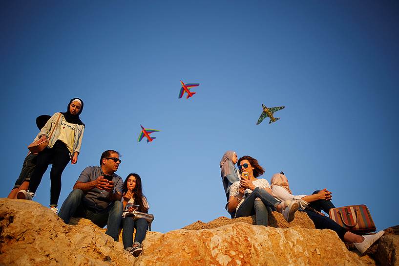 Тель-Авив, Израиль. Местные жители и туристы отдыхают на берегу Средиземного моря 
