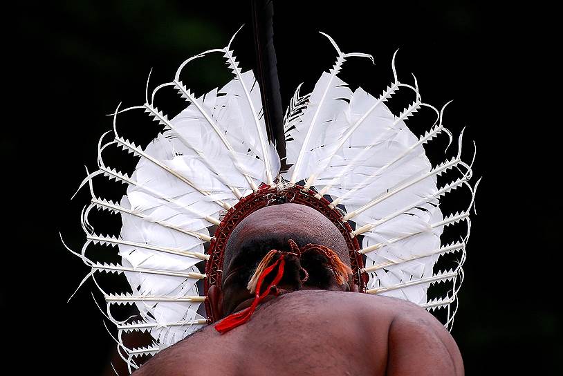 Сидней, Австралия. Представитель коренного народа острова Торресова пролива надевает традиционный костюм перед выступлением в Доме правительства 