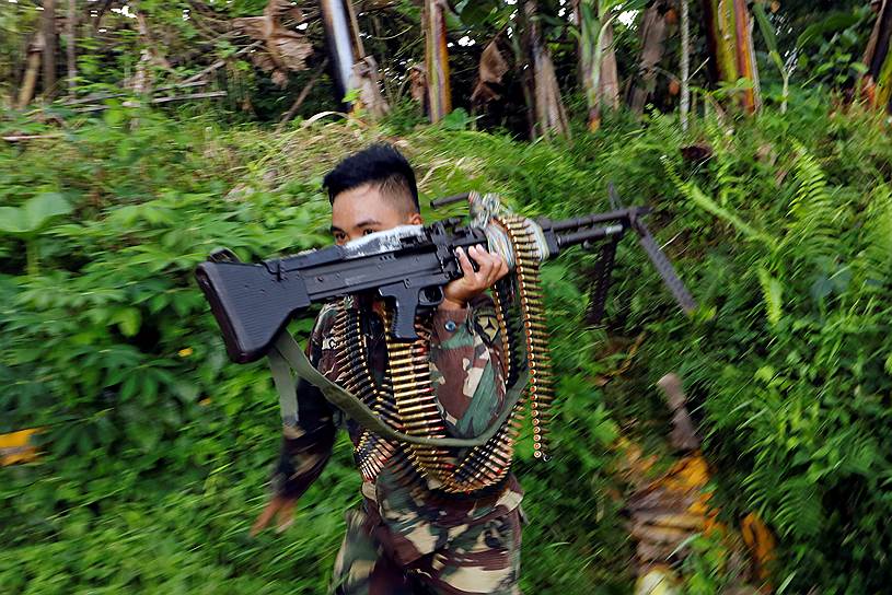 Марави, Филиппины. Солдат с оружием в лесах вокруг города, занятого радикальными исламистами 
